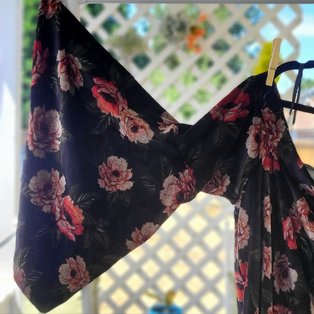 🤩 SEXY Torrid Velveteen Bell Sleeve